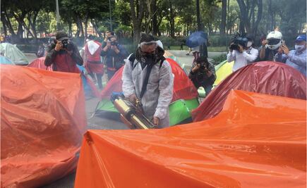 Sanitizan plantón de FRENAAA para evitar contagios de Covid-19