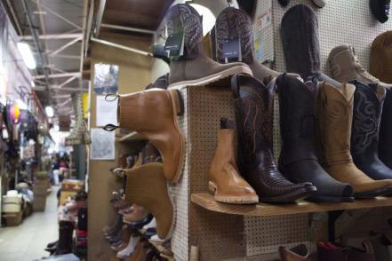 “Los Alejandros", el negocio tradicional que surte de calzado vaquero a los queretanos 