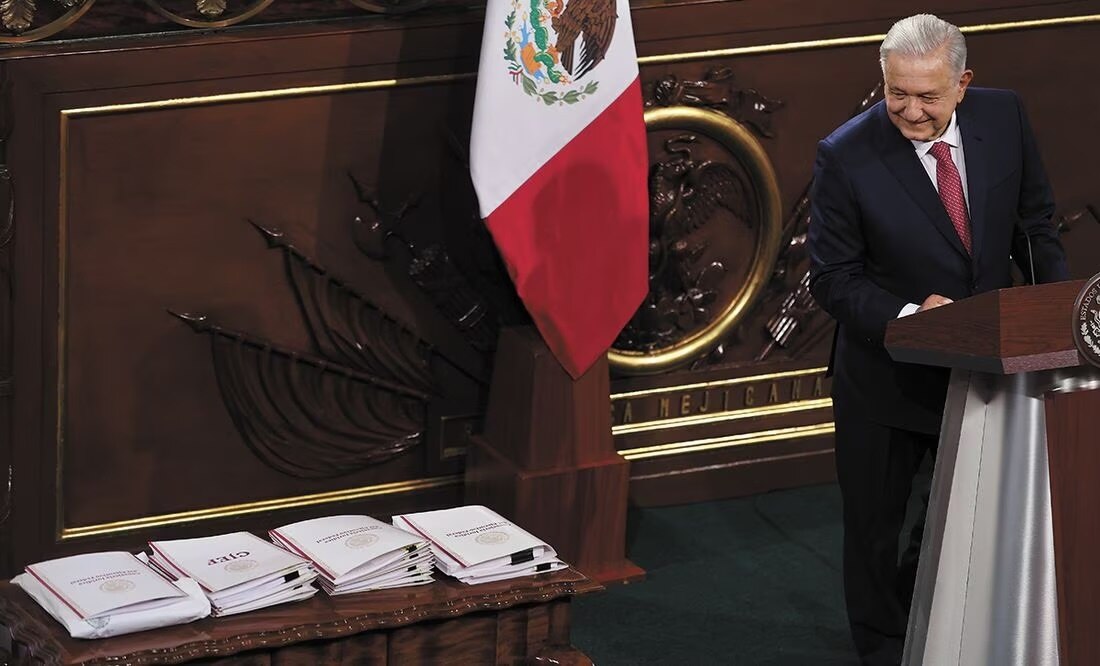 AMLO busca acabar con Constitución "neoliberal"