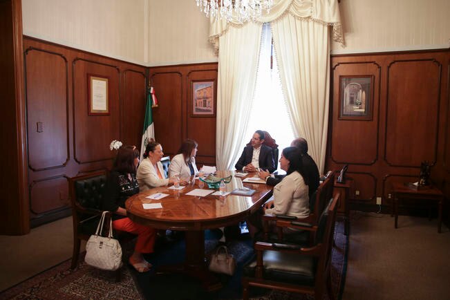 El gobernador Francisco Domínguez habla con las activistas Lourdes García, Cynthia Casarrubias y Columba Quintero. (ESPECIAL)