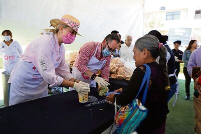 Entregan comida caliente y gratuita a 49 mil personas