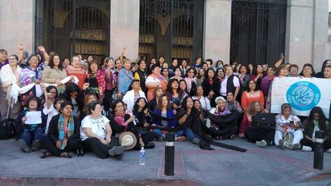 Se manifiesta Frente Nacional Feminista en el Teatro de la República