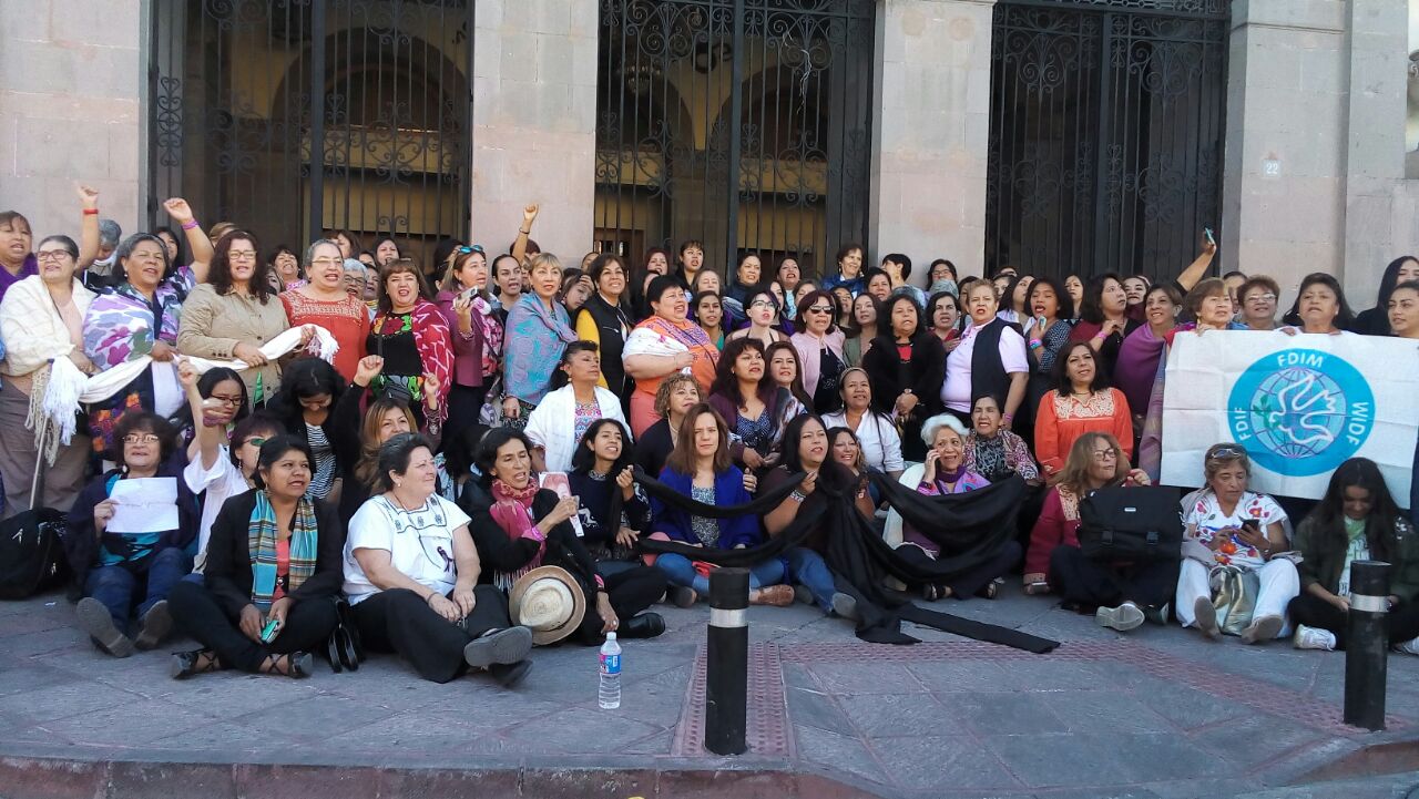 Se manifiesta Frente Nacional Feminista en el Teatro de la República