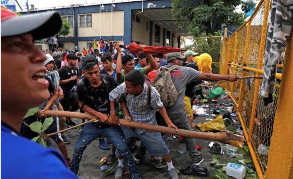 Migrantes se enfrentan contra la policía en frontera entre Guatemala y México