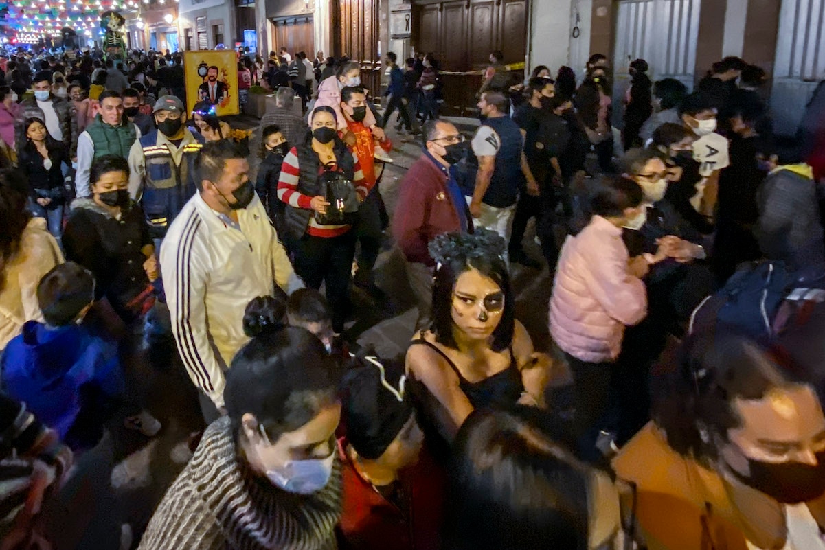 Conciertos y eventos masivos podrían generar la cuarta ola de Covid-19 en Querétaro