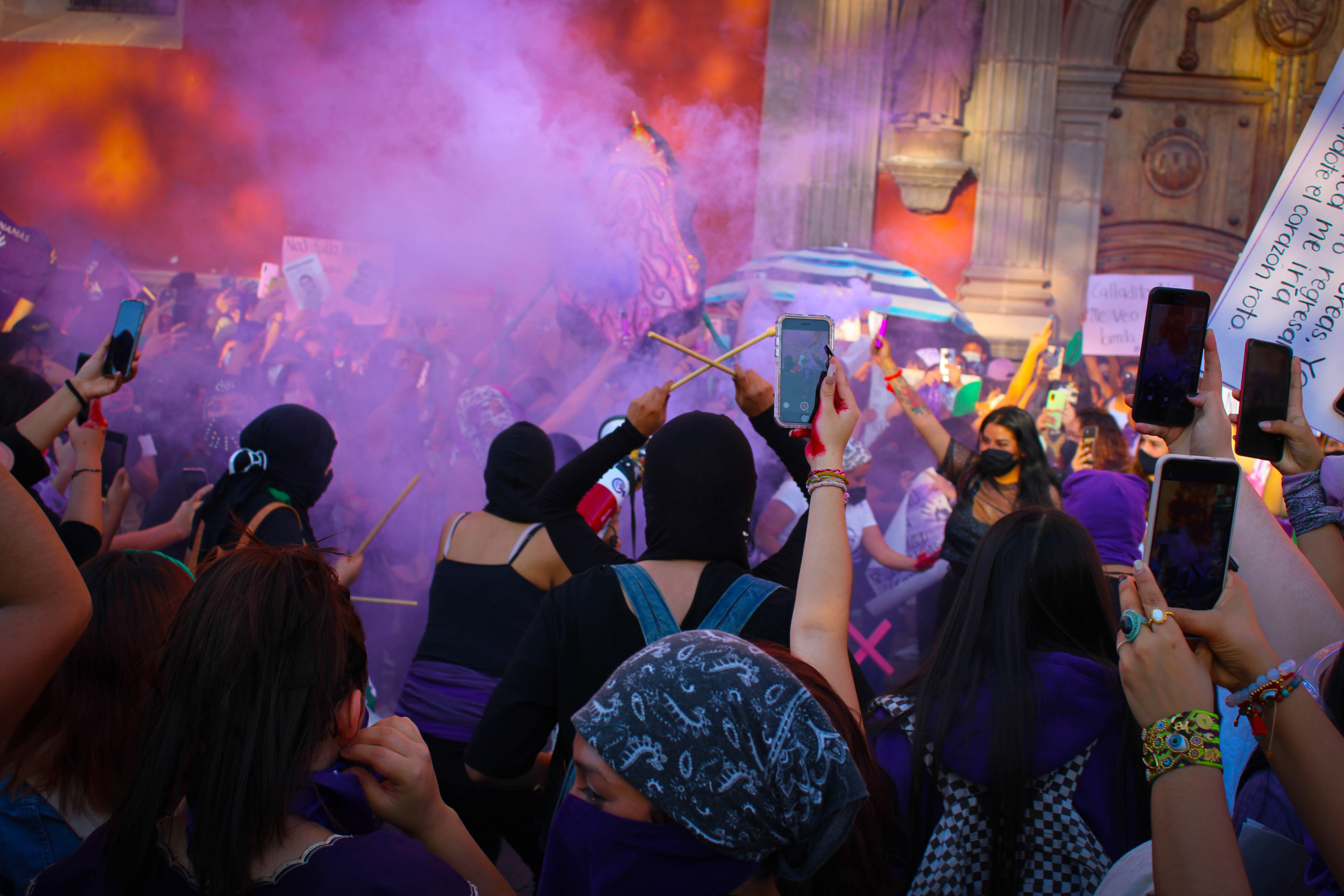 Manifestación feminista afuera del templo de San Francisco. Foto: Monserrat Peña.
