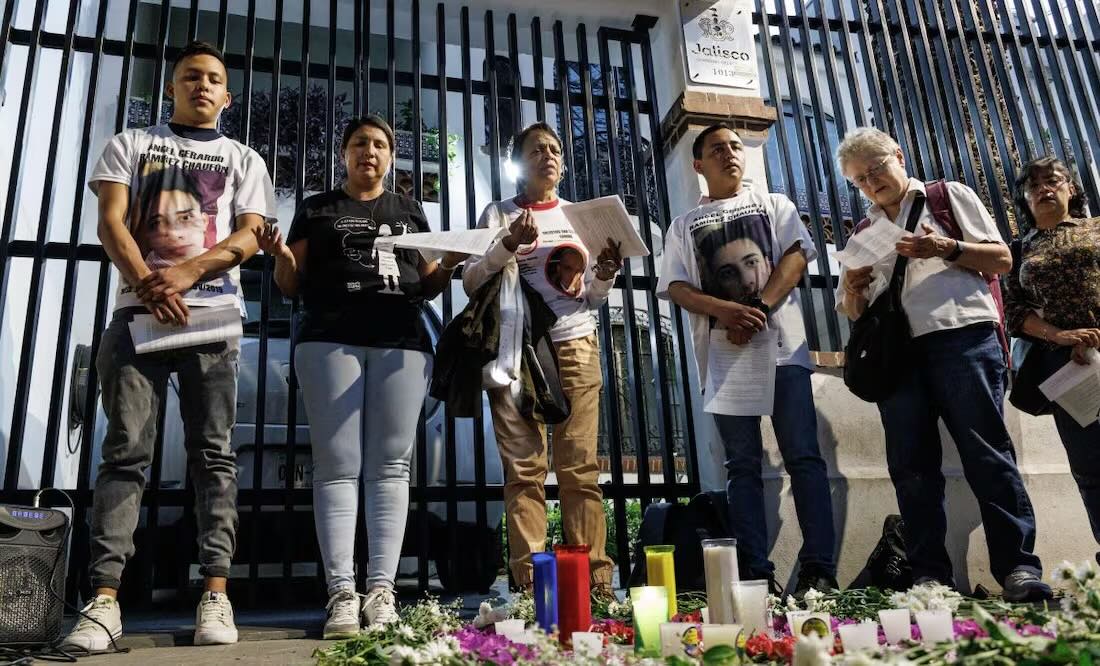 Colectivos de madres buscadoras se reunieron frente a casa de representación del gobierno de Jalisco para hacer una velada por el reciente asesinato de la madre buscadora María del Carmen y su hijo Jaime. Foto: Yaretzy M. Osnaya/EL UNIVERSAL