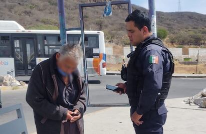 Policías de Querétaro ayudan a abuelito para regresar a casa