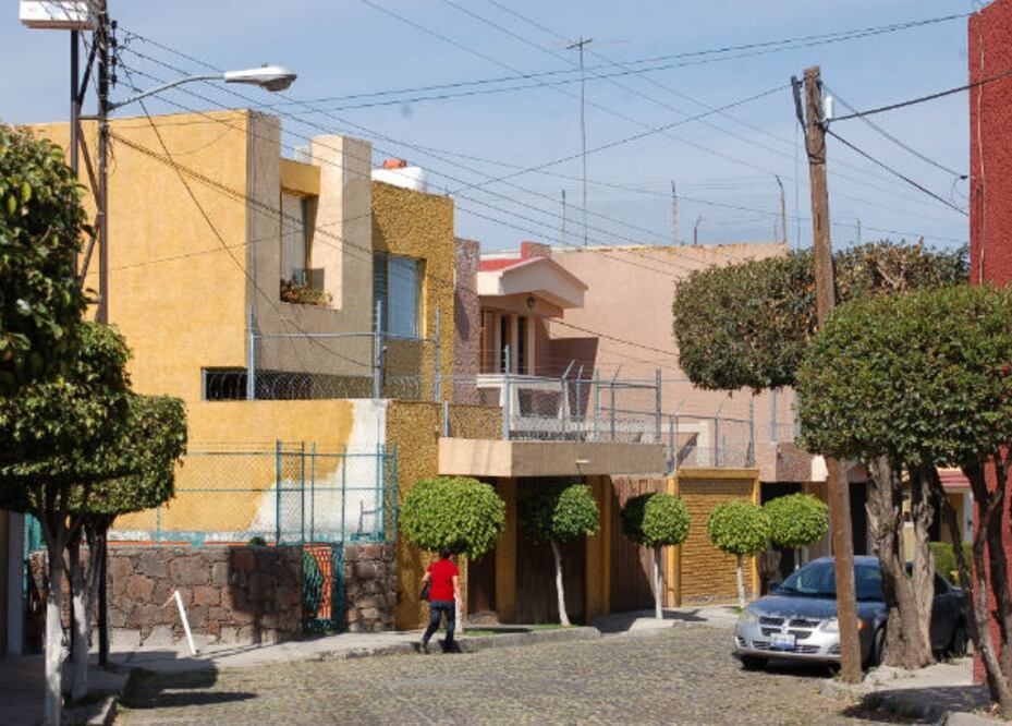 Hombres armados asaltan casa con violencia
