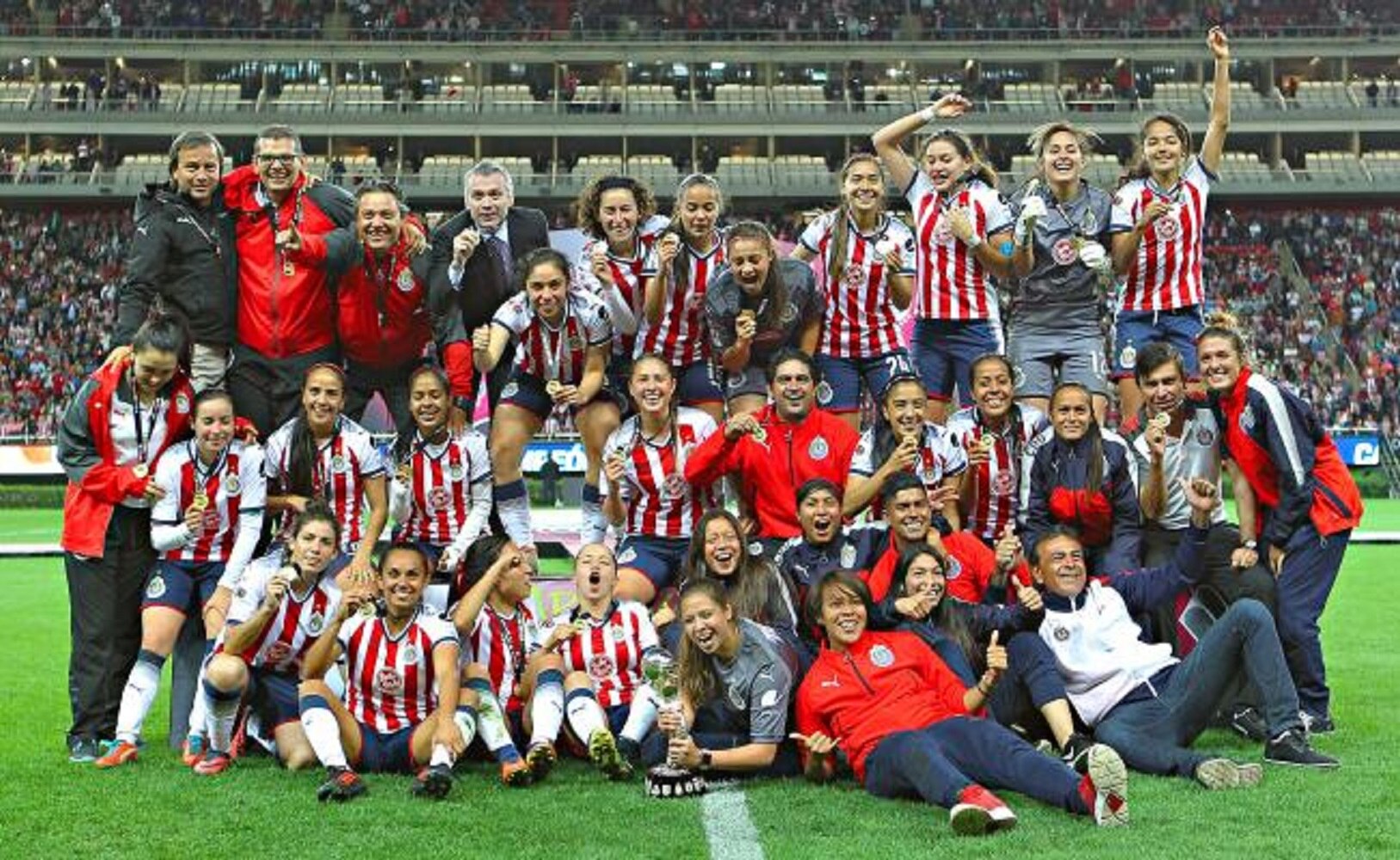 Peña Nieto felicita a Chivas por campeonato femenil