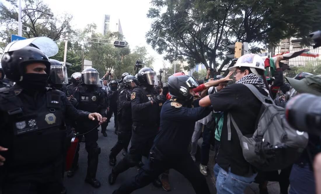 Policías se enfrenta con manifestantes en marcha propalestina. Foto: Gabriel Pano/EL UNIVERSAL