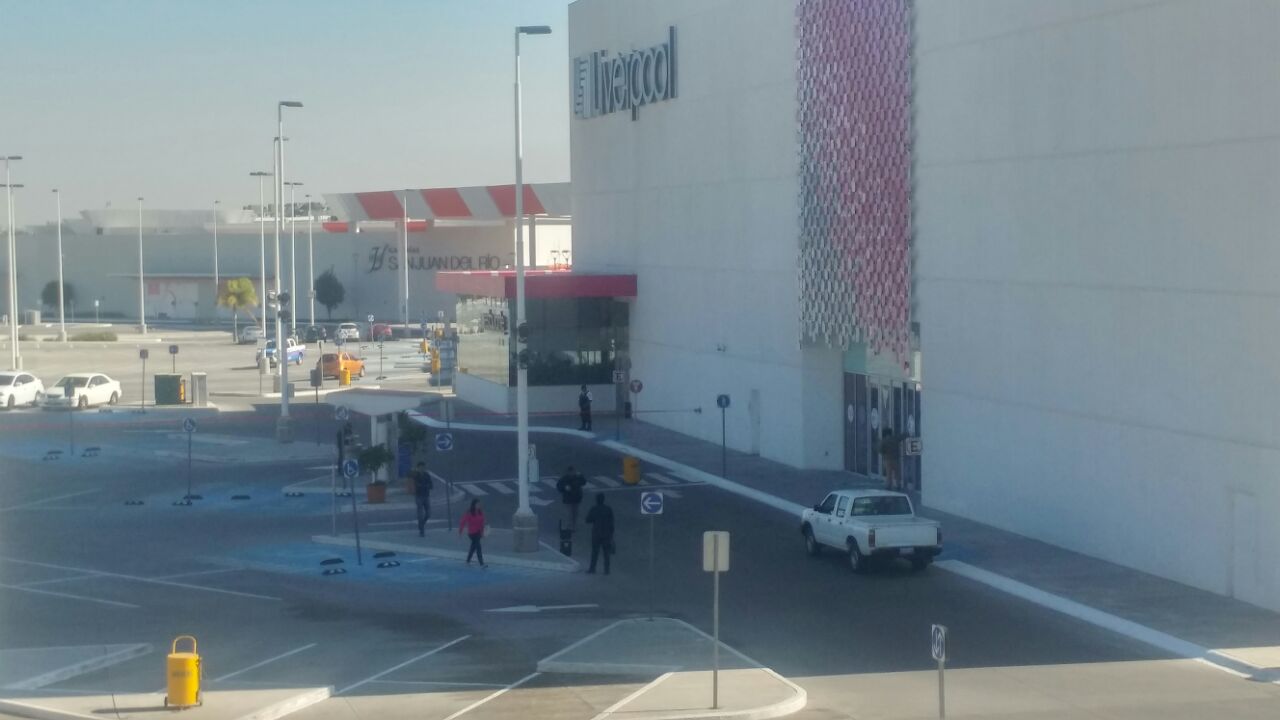 Reportan robo en Liverpool de San Juan del Río