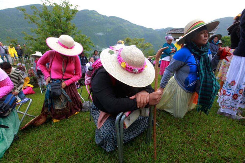 Se han preparado espiritualmente y sólo van equipadas con ropa ligera, sombrero, tenis y un banco; sin embargo, la fe y su espíritu inquebrantable mueve sus piernas, en un recorrido que durará tres semanas.