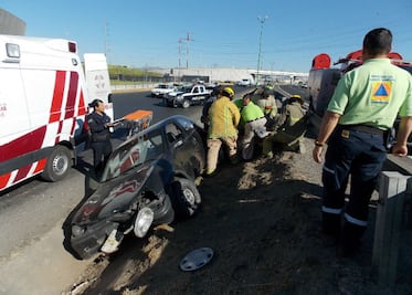 Se sale del camino auto compacto