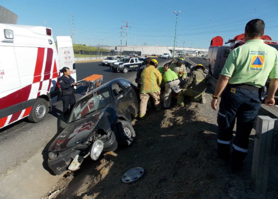 Se sale del camino auto compacto