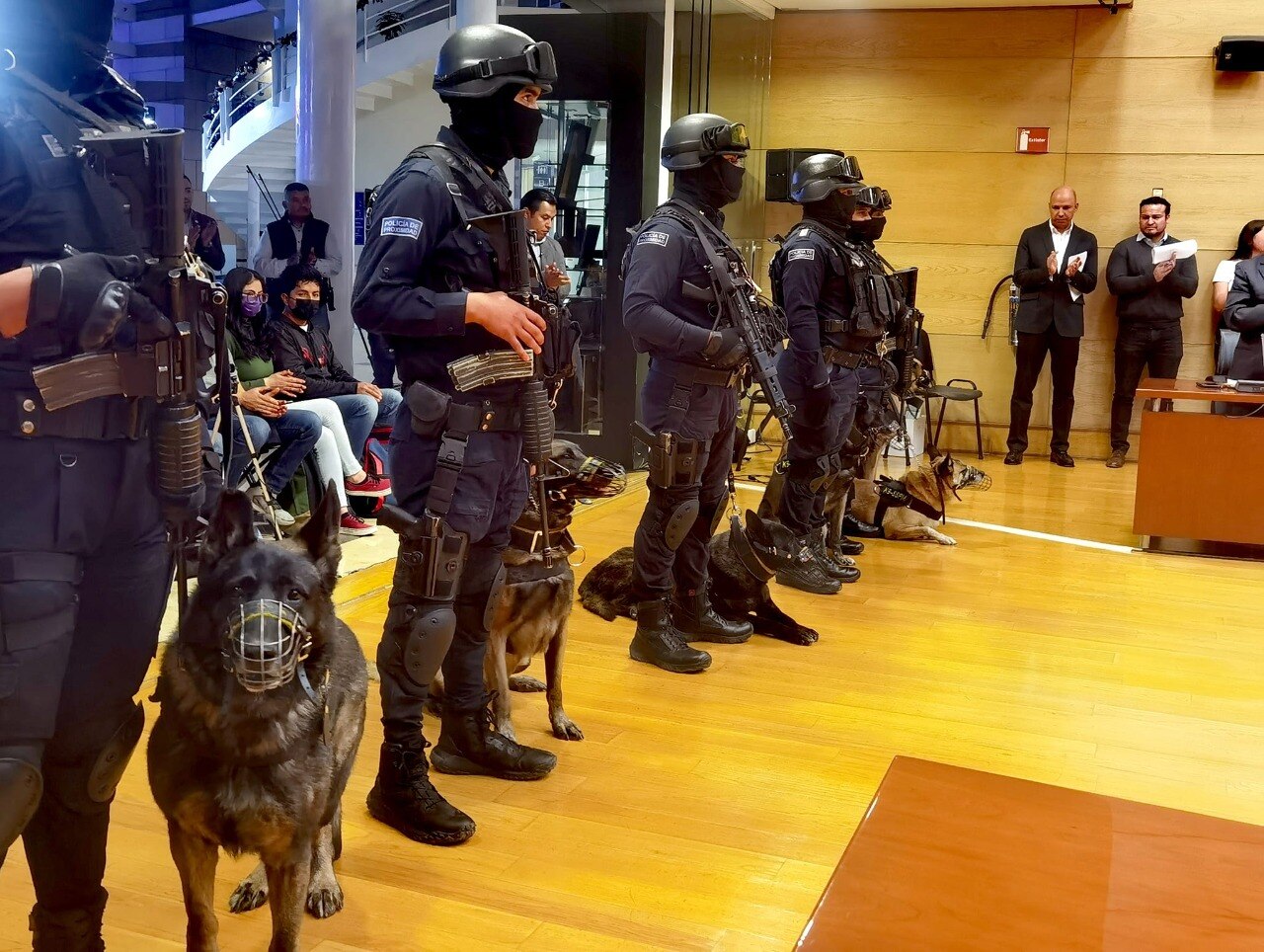 Se jubilan Páiler y Ráiden; los perritos trabajaron en la policía municipal de Querétaro