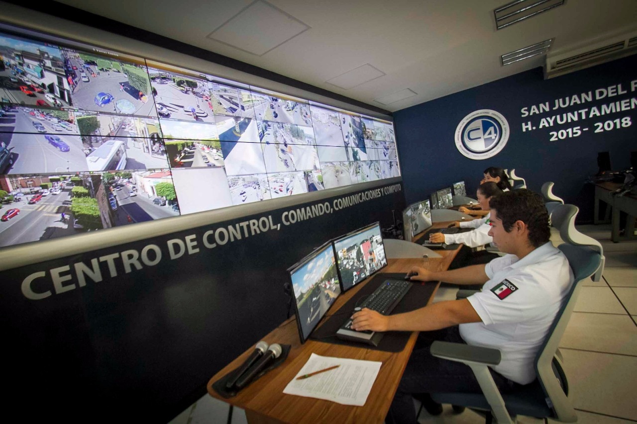 Aseguran a joven por realizar “pintas” en estación de Qrobús