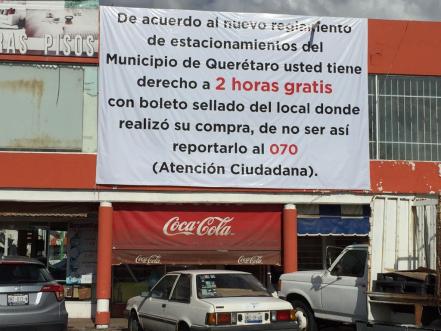Usuarios protestan por cobro de estacionamientos