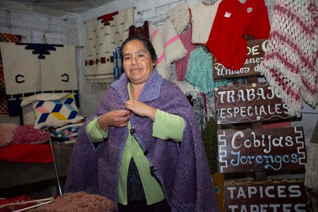 Artesanas de lana en Colón, una actividad que va en aumento