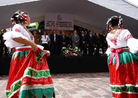 Realizan desfile en Corregidora