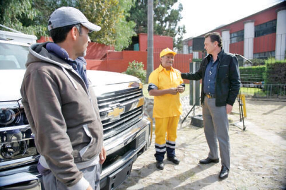 Alcalde Kuri entrega vehículos a empleados