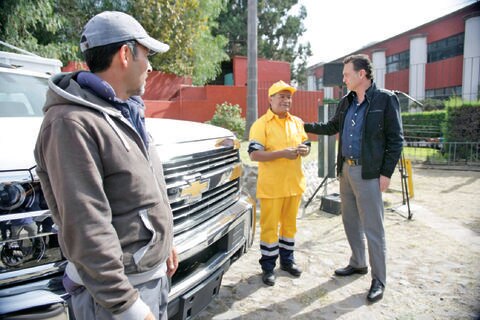 Alcalde Kuri entrega vehículos a empleados