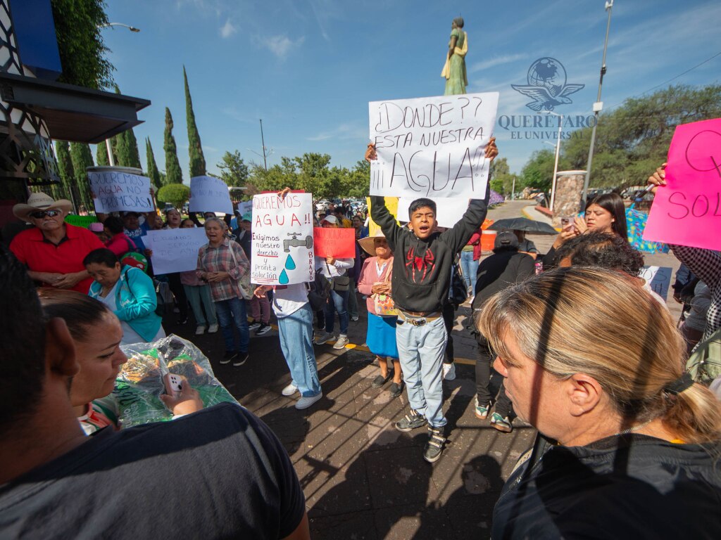 Se manifiestan vecinos de la comunidad de Los Bravo por falta de agua