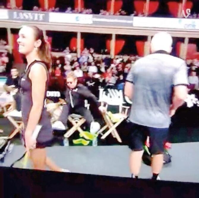 Un millón de personas han visto a Elton John caerse de una silla