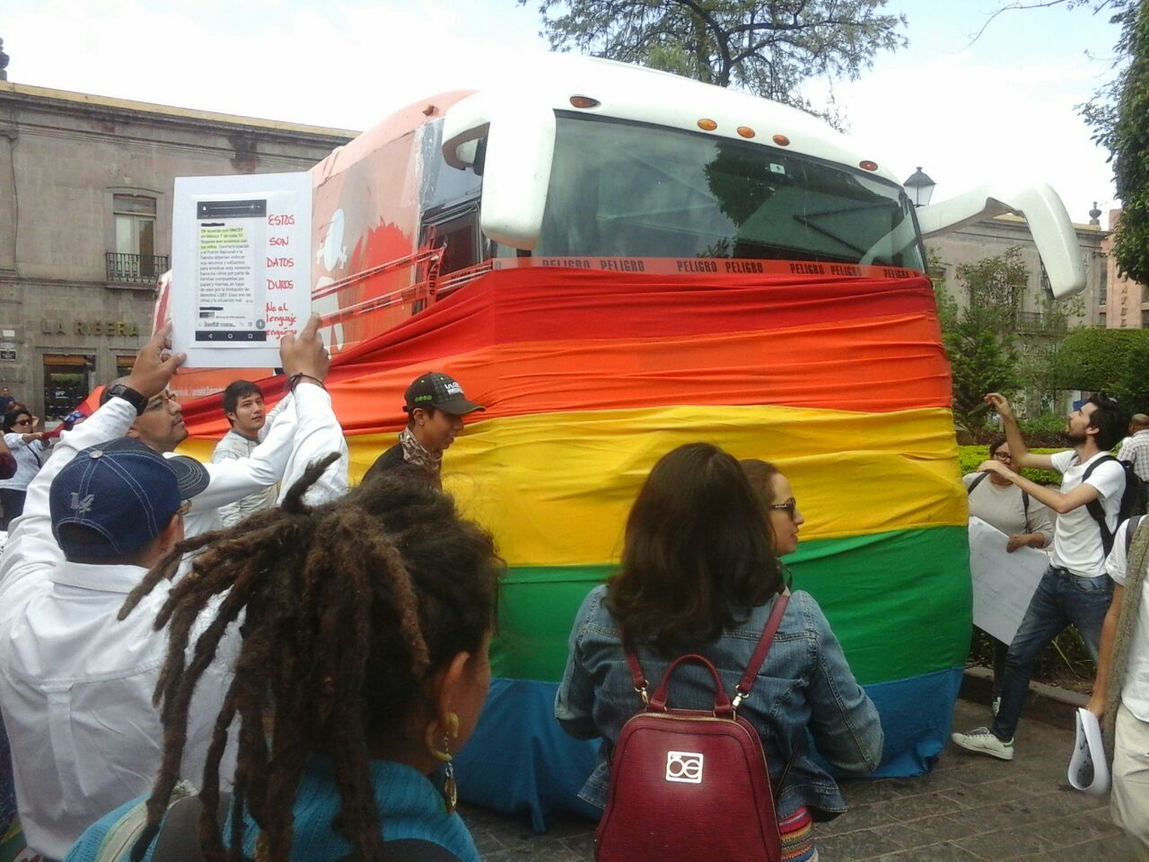 Activistas se manifiestan frente al "autobús de la libertad"