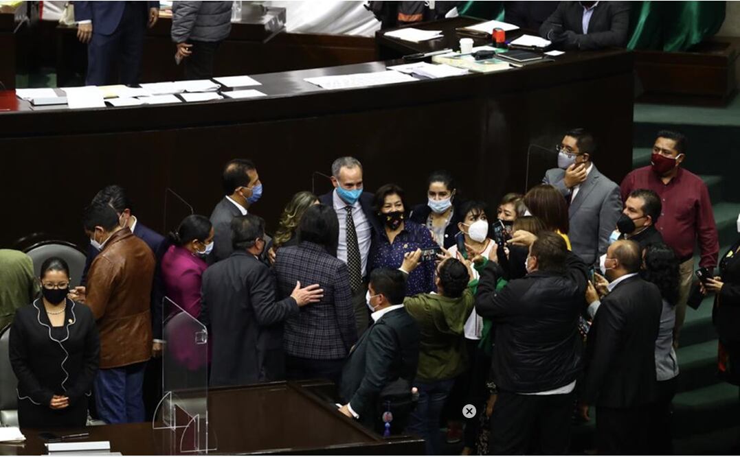 López-Gatell rompe sana distancia y diputados lo tratan como rockstar