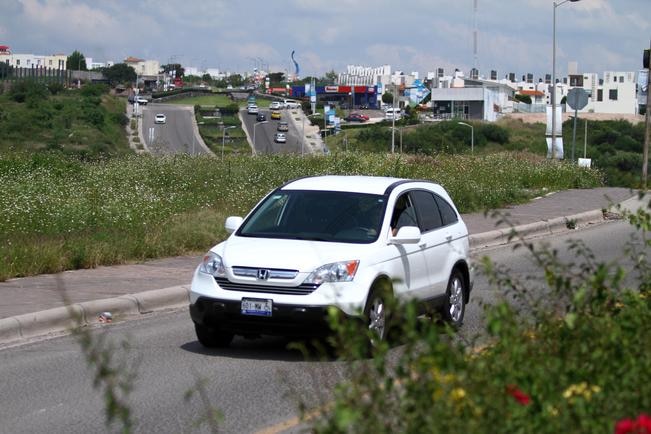 La inicitiva busca facilitar la movilidad, mientras se concreta la obra para resolver la concentración excesiva de autos por la falta de infraestructura (CÉSAR GÓMEZ. EL UNIVERSAL)