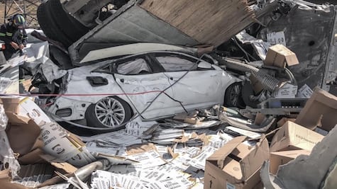 Tráiler bajaba de la "Cuesta China" cuando cayó sobre el auto compacto