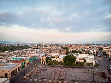 Trabajan en volver seguros los jardines y plazas del Centro Histórico