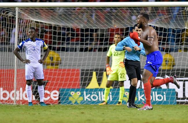 Costa Rica hizo el gol en el último minuto del tiempo agregado. (EZEQUIEL BECERRA. AFP)
