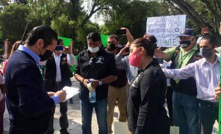 Gobernador de Querétaro dialoga con comerciantes de la Alameda