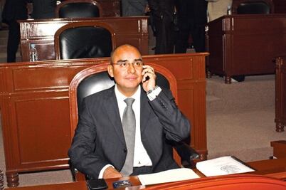 Aguilar regresa iPad; otros lo imitan