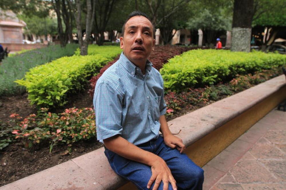 Jaime explica que la vida en la ciudad para las personas con discapacidad es complicada, de acuerdo con las condiciones físicas que se tenga. En su caso, utiliza los camiones de transporte público para trasladarse (CÉSAR GÓMEZ. EL UNIVERSAL)