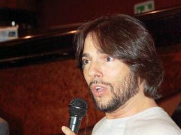 Promete desnudar alma y cuerpo