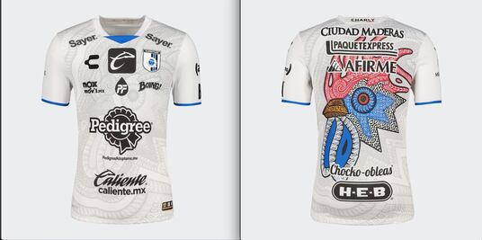 Taller oaxaqueño de artesanos zapotecas diseñan el nuevo plumaje de los Gallos