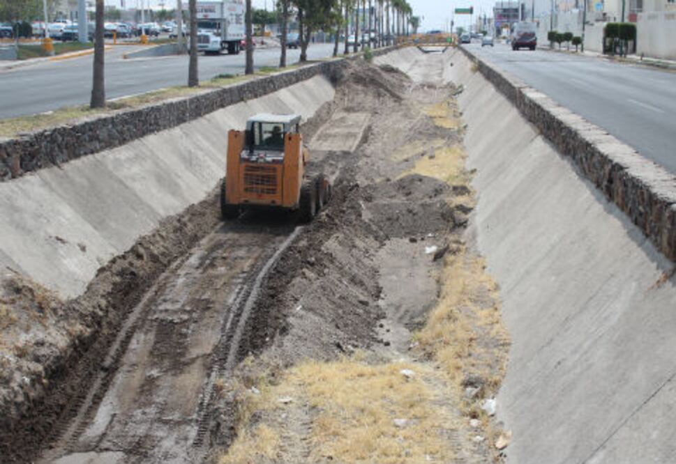 Limpian drenes pluviales 