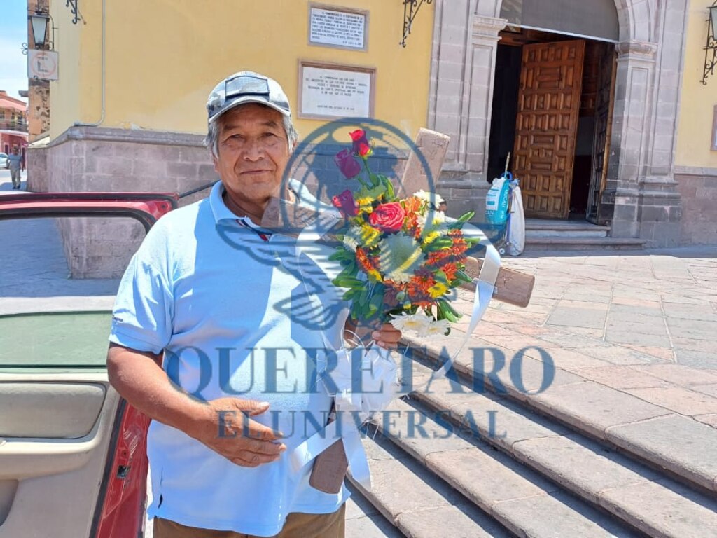 Trabajadores de la construcción acuden al templo de La Cruz para pedir la bendición en su trabajo