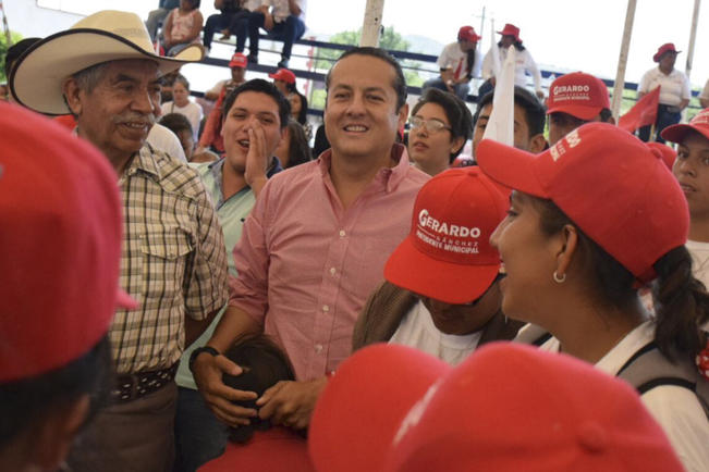 Tras acompañar al candidato a la alcaldía de San Juan, el aspirante al Senado acudió con Alonso Landeros, quien busca ser edil de Pedro Escobedo.