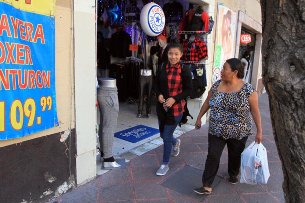 Los dueños de las micro empresas que se encuentran en la zona centro denuncian que las ventas han bajado 50% en los últimos 20 años a consecuencia del aumento de negocios. (CESAR GÓMEZ. EL UNIVERSAL)