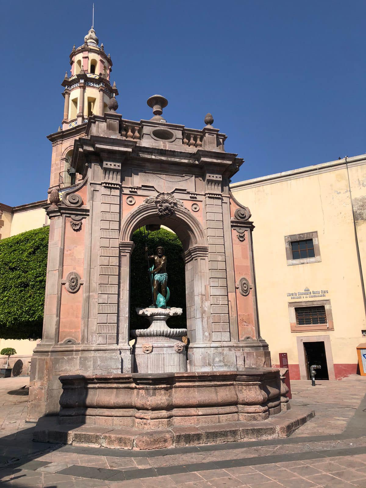 "Lo barato sale caro", dicen en redes sociales para cuestionar restauración de la Fuente de Neptuno