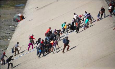 Migrantes que buscaron cruzar a EU fueron recibidos con gases