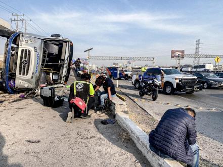 Vuelca camión de pasajeros en la México-Querétaro 