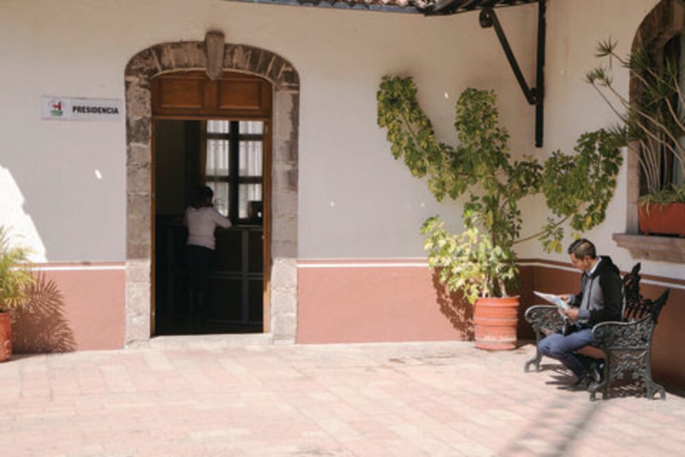 Entrega peticiones a Domínguez