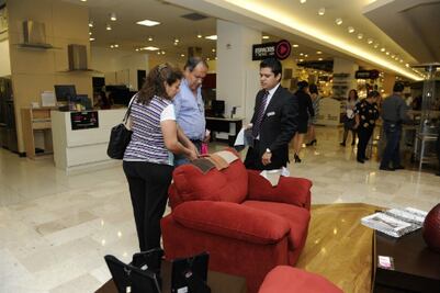 Disminuye confianza del consumidor 