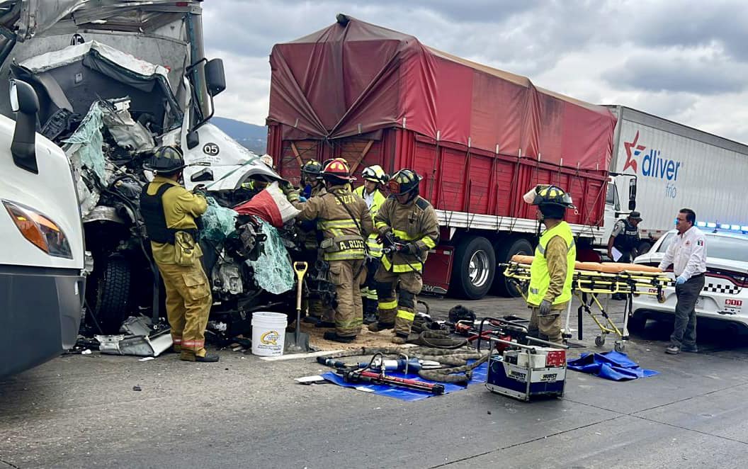 Reportan carambola de 7 vehículos en la autopista México-Querétaro