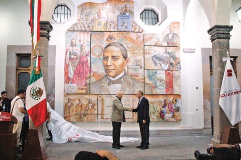 Juárez con sonrisa de La Mona Lisa